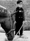 Fotokaart Jongetje en paardenhoofd zwart-wit (Folk07) - 1 - Thumbnail