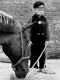 Fotokaart Jongetje en paardenhoofd zwart-wit (Folk07)