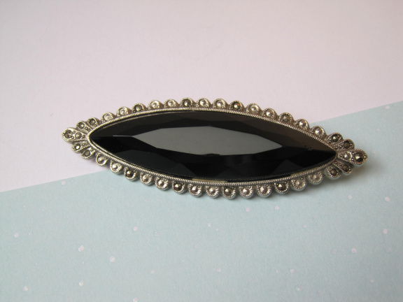 Broche zilverkleurig met zwarte glassteen en deels markasietjes 6.9x2.2 cm. - nr. 1