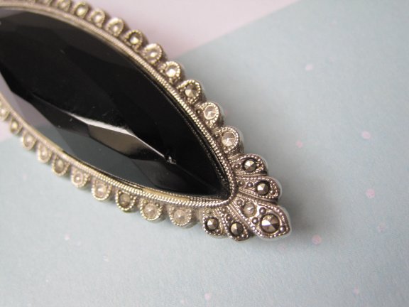 Broche zilverkleurig met zwarte glassteen en deels markasietjes 6.9x2.2 cm. - Afbeelding 3