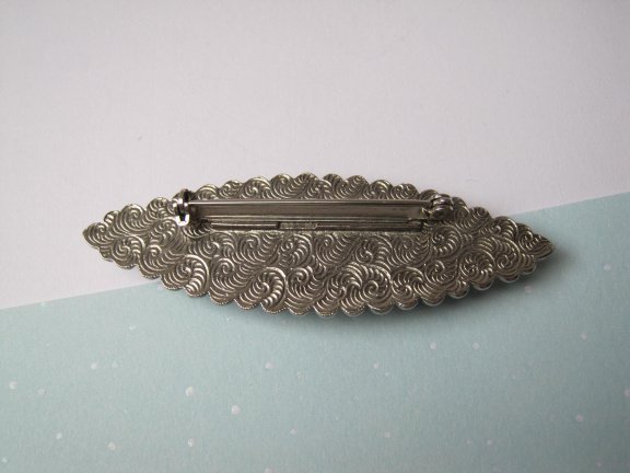 Broche zilverkleurig met zwarte glassteen en deels markasietjes 6.9x2.2 cm. - Afbeelding 2