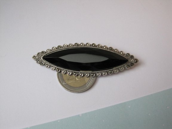 Broche zilverkleurig met zwarte glassteen en deels markasietjes 6.9x2.2 cm. - Afbeelding 4