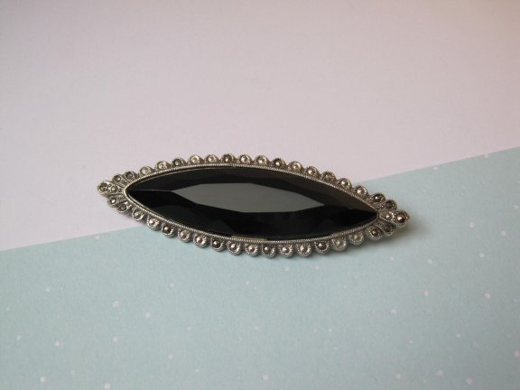 Broche zilverkleurig met zwarte glassteen en deels markasietjes 6.9x2.2 cm. - Afbeelding 7