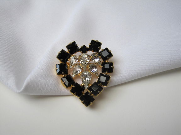 Broche goudkleurig hartmodel met zwarte en heldere kristal rijnstenen 3.7x3.2 cm - nr. 1