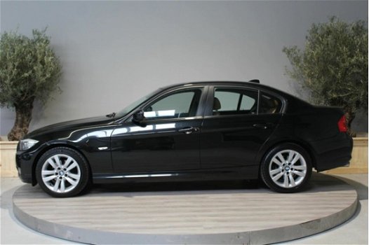 BMW 3-serie - 320i Luxury Line 2011/ NAP/ Cruise/ Clima/ Navi/ Elek ramen + Spiegels/ Leder/ Stuur b - 1
