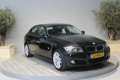 BMW 3-serie - 320i Luxury Line 2011/ NAP/ Cruise/ Clima/ Navi/ Elek ramen + Spiegels/ Leder/ Stuur b - 1 - Thumbnail