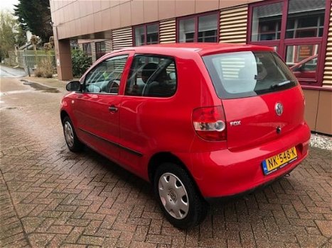 Volkswagen Fox - 1.2 Trendline 2e EIG/ NAP/ APK/ DEALER ONDERHOUD/ RADIO/ MP3/ ZEER NETTE AUTO - 1