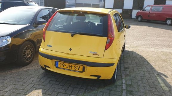 Fiat Punto - 1.2-16V Dynamic Sporting 6 versnelingenDistributie riem gebroken - 1