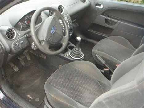 Ford Fiesta - 1.4i16v ghia geleverd met nwe apk - 1