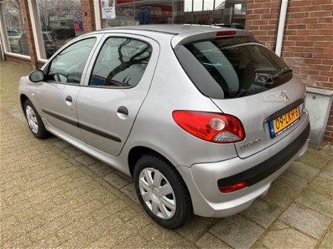 Peugeot 206 - 1.1 XR | elektrische ramen | stuurbekrachtiging | inruil en financiering mogelijk - 1