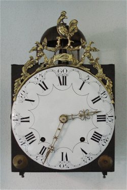 Antieke comtoise-klok met gietstuk, voorstellende fraternité (broederschap), ca. 1800.