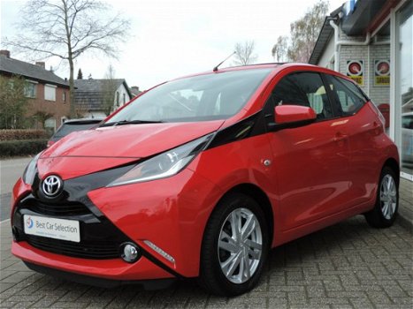 Toyota Aygo - 1.0 VVT-i X-Wave 5-drs Automaat - Nav | Camera | Airco | Leer - 1