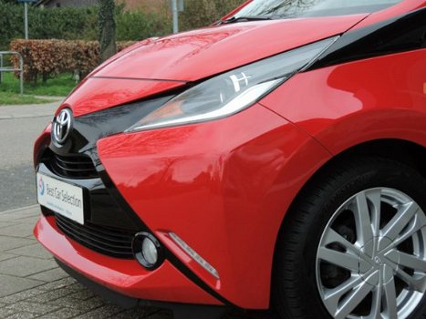 Toyota Aygo - 1.0 VVT-i X-Wave 5-drs Automaat - Nav | Camera | Airco | Leer - 1