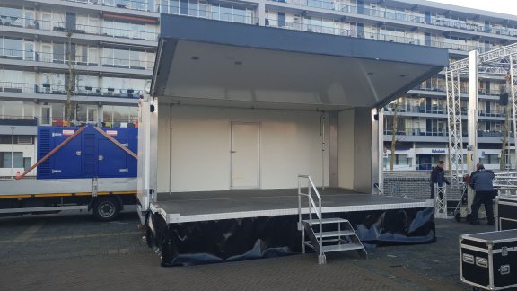 Podium podia mobielpodium huren voor braderie evenement presentatie of huldiging - 2