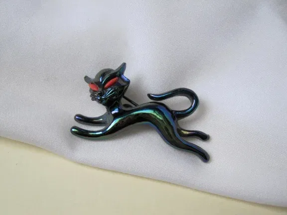 Broche poes/kat iriserend emaille en rode ogen 4.1x3.2 cm - nr. 1