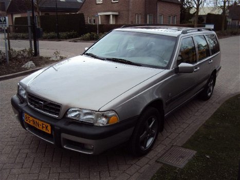 Volvo V70 Cross Country - Benzine 2.5 10V 140PK, 7-zitter, nw distr - 1