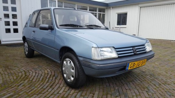 Peugeot 205 - 1.6 GT Zeer mooi, 1e Lak, roestvrij, de auto heeft servicebeurt gehad op 160512 km - 1