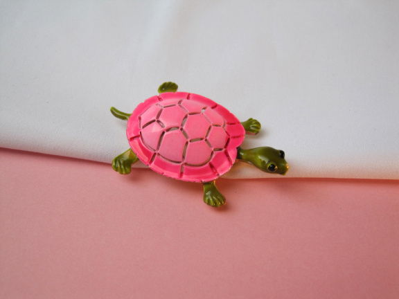 Broche goudkleurig verguld en roze groen emaille schildpad 4.9x3.0 cm - nr. 1