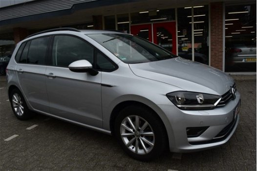 Volkswagen Golf Sportsvan - 1.2 TSI Highline parkeersensoren/stoelverwarming - 1