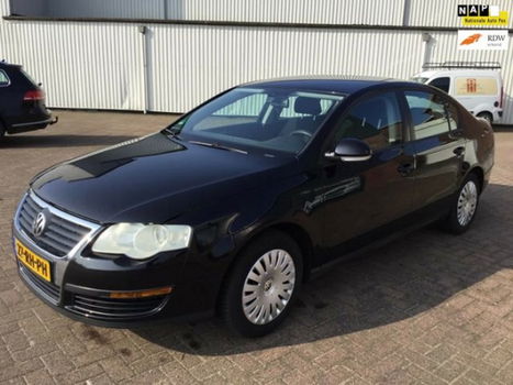 Volkswagen Passat - 1.6 FSI Trendline - 1