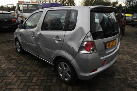 Daihatsu Young RV - 1.3-16V VTi linkerzijkant plaatschade rijbaar - 1