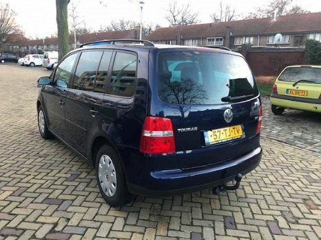 Volkswagen Touran - 1.6-16V FSI Optive I - 1