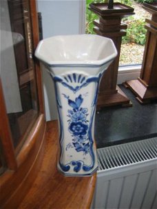Oude Delfts blauwe vaas, gemerkt en genummerd 6311