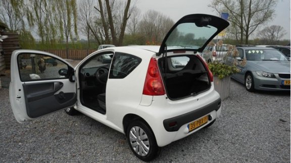 Peugeot 107 - 1.0-12V XR bjr 2011 nw-model stuurbk nieuwe apk zeer zuinig - 1