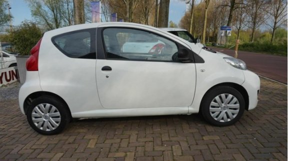 Peugeot 107 - 1.0-12V XR bjr 2011 nw-model stuurbk nieuwe apk zeer zuinig - 1