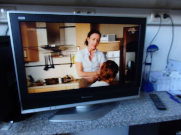 Panasonic LCD TV op draaibare voet. - Afbeelding 2