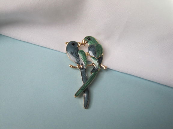 Broche goudkleurig blauw groen emaille vogels / Bird Love 5.7x2.9 cm - nr. 1
