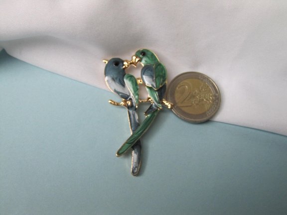 Broche goudkleurig blauw groen emaille vogels / Bird Love 5.7x2.9 cm - Afbeelding 2