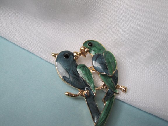 Broche goudkleurig blauw groen emaille vogels / Bird Love 5.7x2.9 cm - Afbeelding 3