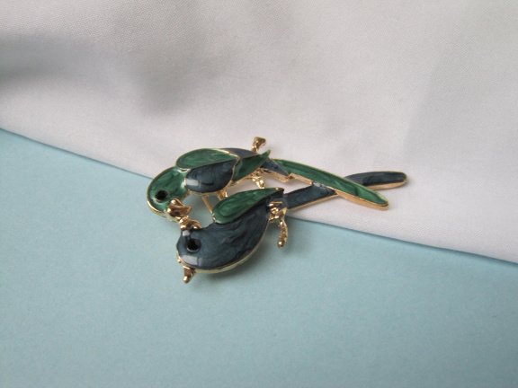 Broche goudkleurig blauw groen emaille vogels / Bird Love 5.7x2.9 cm - Afbeelding 4