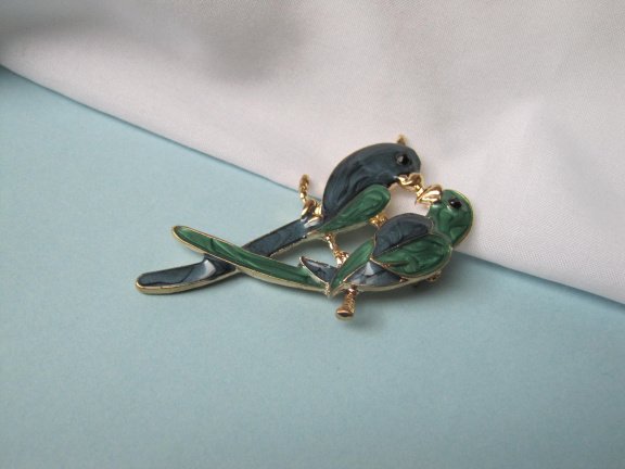 Broche goudkleurig blauw groen emaille vogels / Bird Love 5.7x2.9 cm - Afbeelding 5