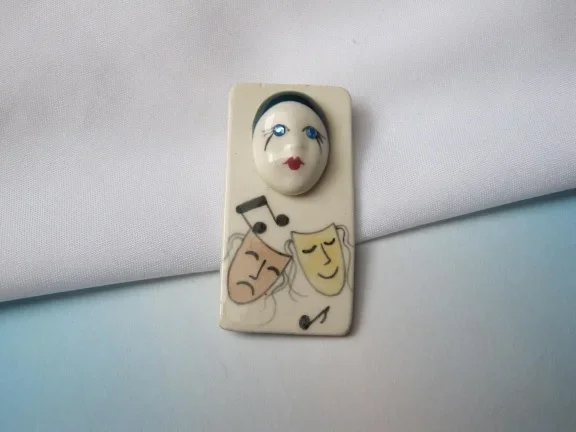 Broche keramiek porselein theater van de huil en lach harlekijn 2.7x2.4 cm - nr. 1
