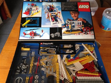 Lego Technic set 8680: Arctic Rescue Base - 2