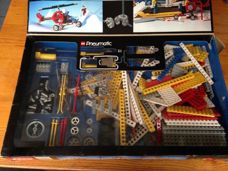 Lego Technic set 8680: Arctic Rescue Base - 3