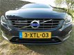 Volvo V60 - ADAPTIVE CRUISE/BLIS/LANEWARNING/PRIVACY/TREKH./INR&GAR.MOGELIJK - 1 - Thumbnail