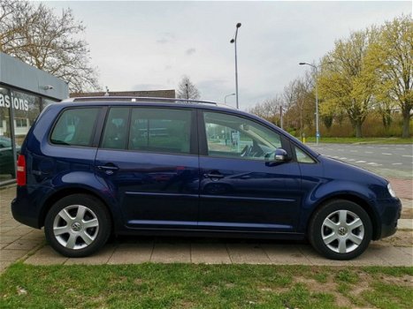 Volkswagen Touran - 1.6-16V FSI Highline Airco/AUT/Cruise/El.ramen/NAP/APK - 1