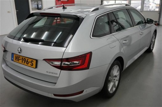 Skoda Superb Combi - 1.6 TDI Style Business / Panorama / Achteruitrijcamera / Stoelverwarming - 1