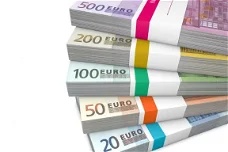 .Wikkels om Euro bankbiljetten snel te verpakken.