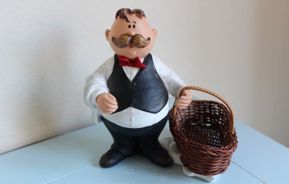 Ober beeldje met mandje - nr. 1
