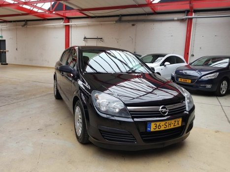 Opel Astra - 1.6 Essentia NETTE AUTO , RIJDT SCHAKELT , AIRCO .TREKHAAK - 1