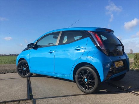 Toyota Aygo - 1.0 VVT-i x-play Airco | Cruise control | achteruitrijcamera | Navigatie | 5DRS - 1