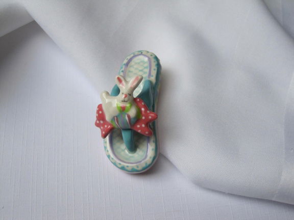 Broche keramiek porseleinen slipper met konijntje 5.2x2.2 cm - nr. 1