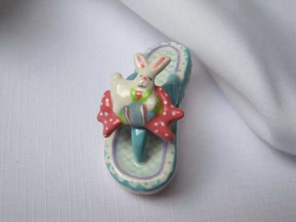 Broche keramiek porseleinen slipper met konijntje 5.2x2.2 cm - Afbeelding 2