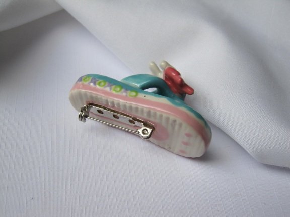 Broche keramiek porseleinen slipper met konijntje 5.2x2.2 cm - Afbeelding 5
