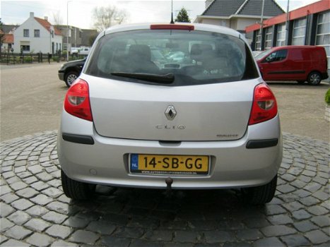 Renault Clio - 1.6-16V Privilège - 1