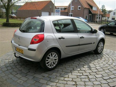 Renault Clio - 1.6-16V Privilège - 1